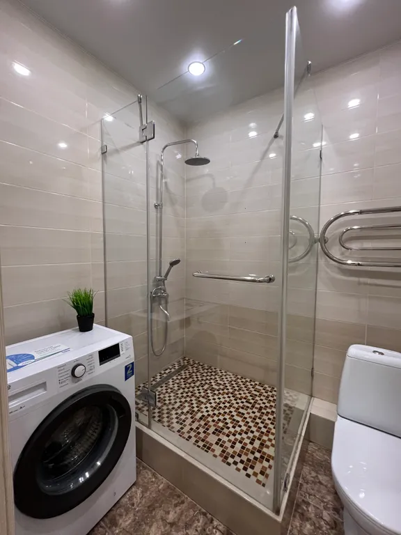 Дизайнерская квартира с огромным телевизором напротив кровати