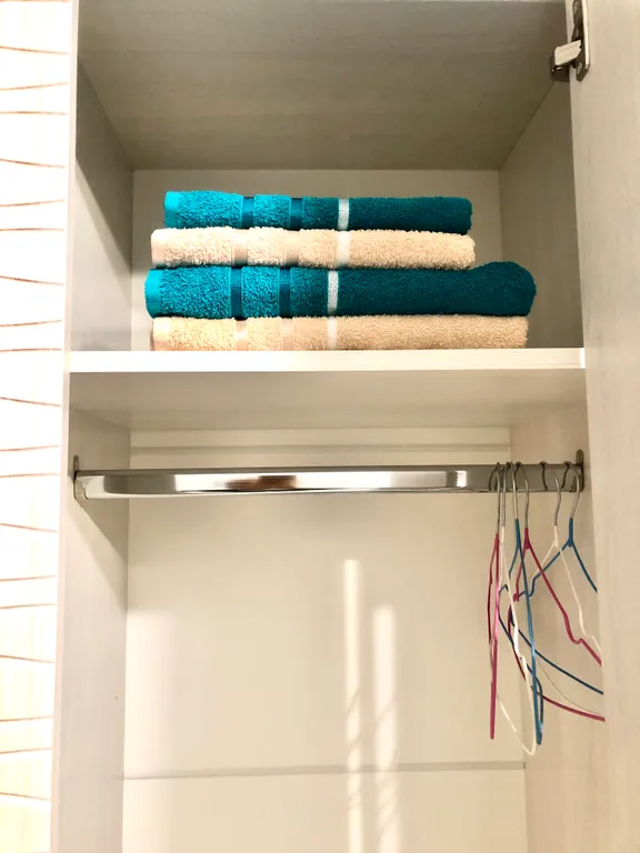 Светлая уютная студия в новом доме с новой мебелью