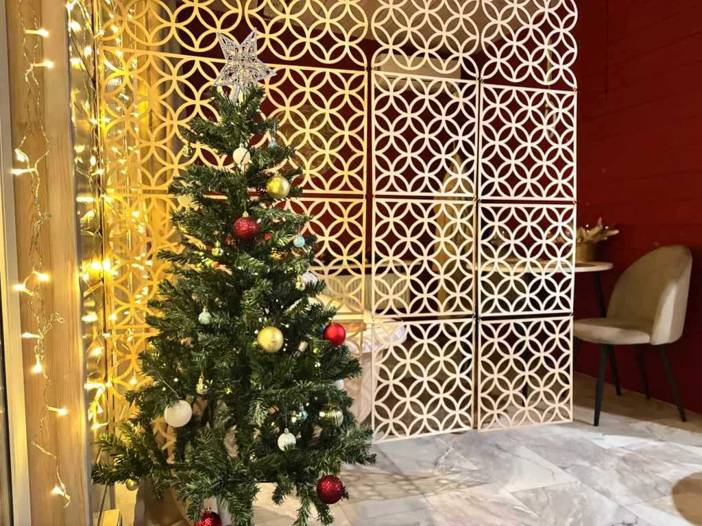 Яркий дом с ванной у панорамного окна