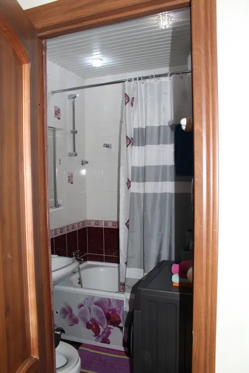 Уютная двухкомнатная квартира в спокойном районе, с кроватью и диваном