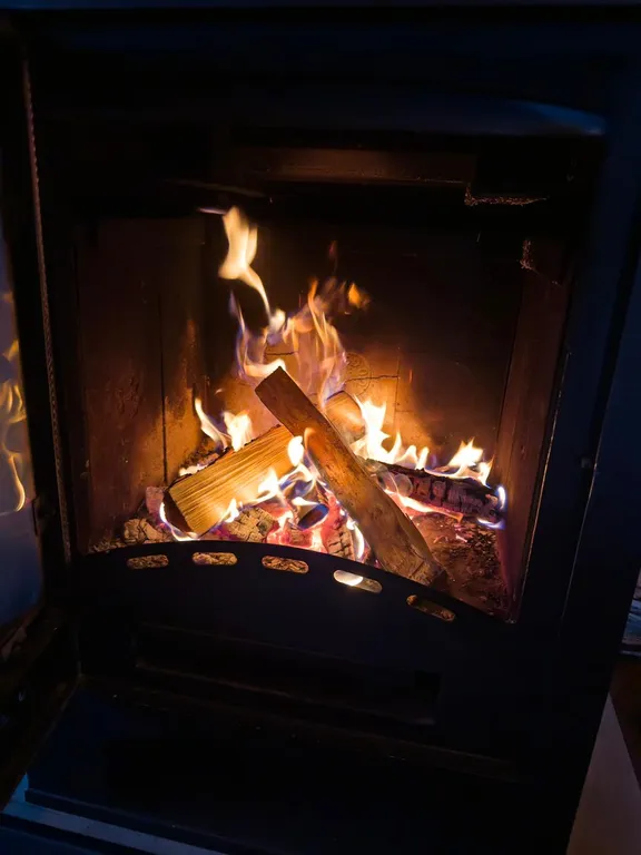 Домик с печью/камином в окружении природы