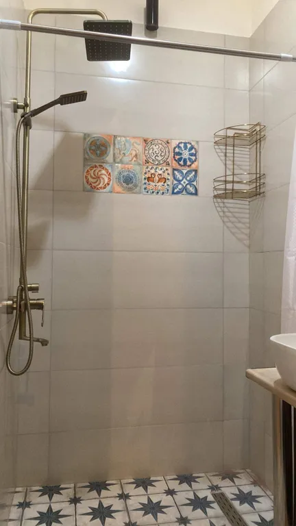 Апартаменты с двумя спальнями с историческим интерьером центр Тбилиси