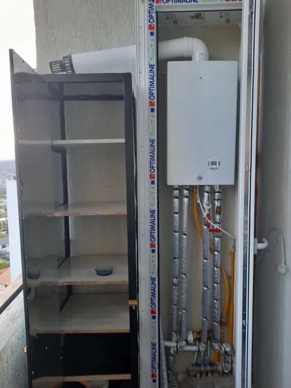 Уютная квартира у моря с видом с балкона на достопримечательности, ели и город