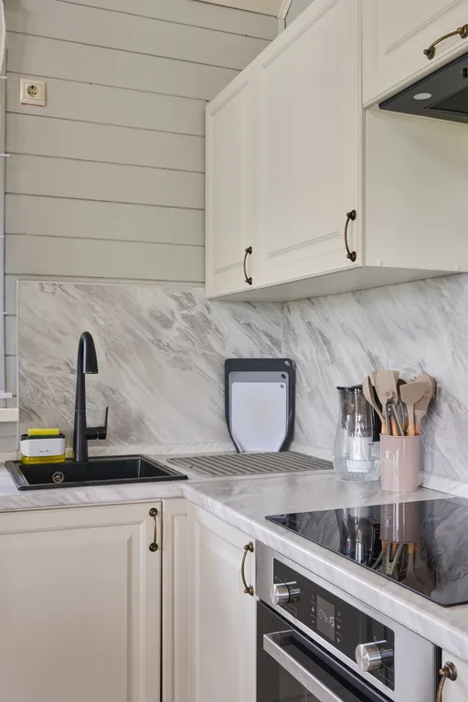 Коттедж в окружении леса с джакузи и сауной