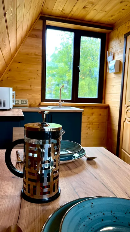 Живописный уголок в лесу вдали от городской суеты