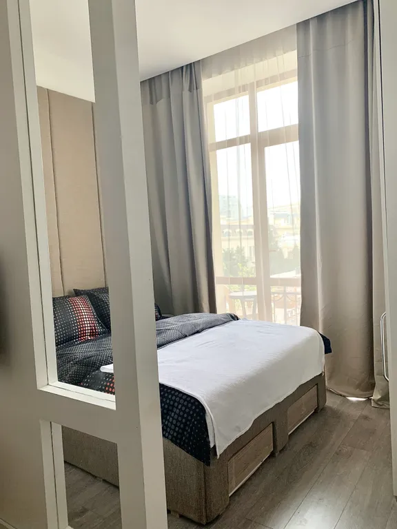 Студия с балконом в центре Баку