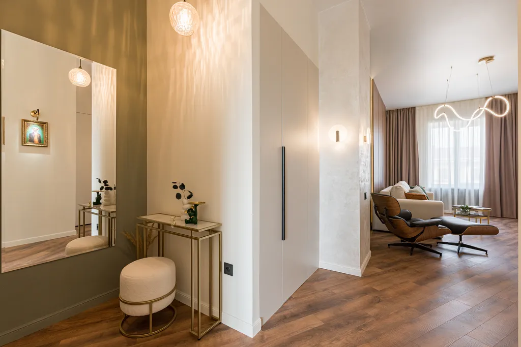 Сталинка после ремонта с видом на главный проспект и закаты