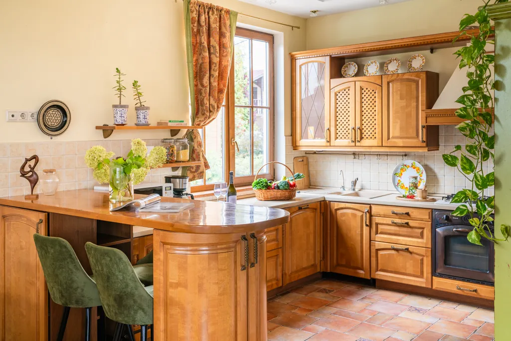 Белый коттедж с баней и бассейном рядом с озером