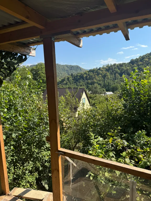 Деревенский домик с видом на горы