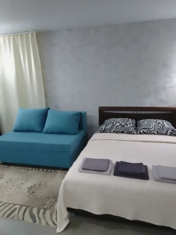 Комната-студия с отдельным входом, тихий район