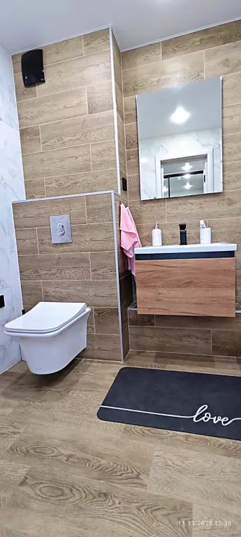 Уютная теплая современная квартира