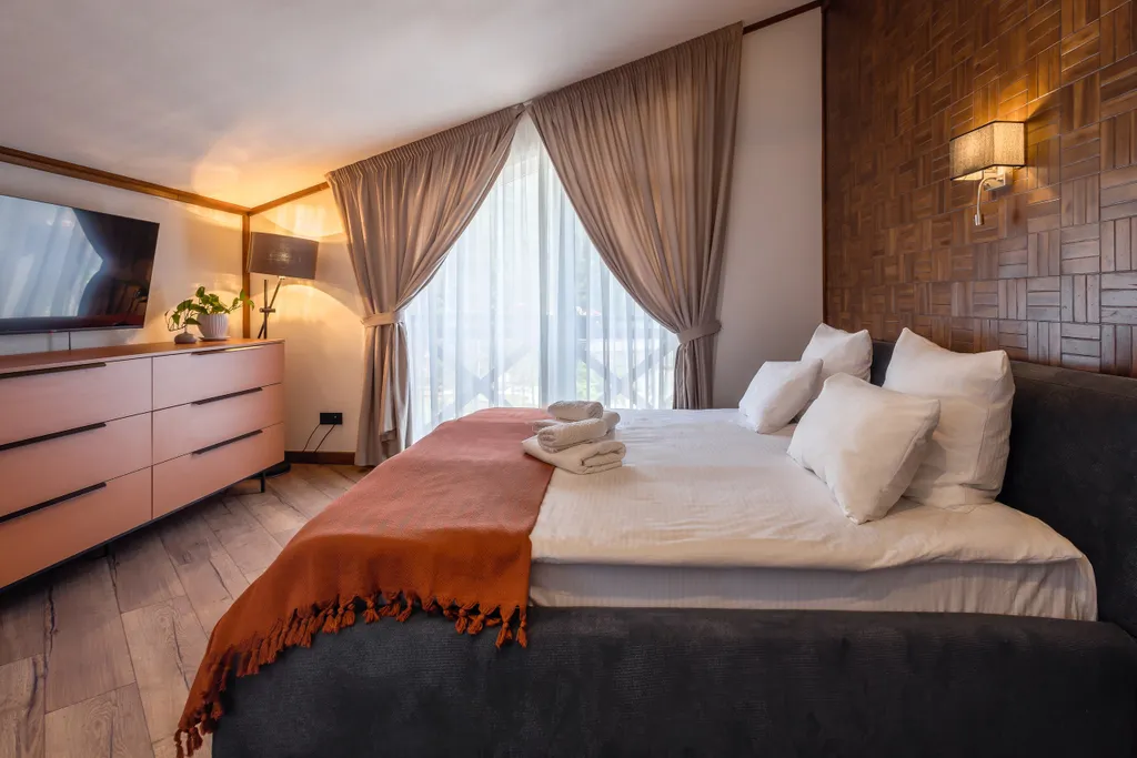 Дом у сквера в центре Поляны