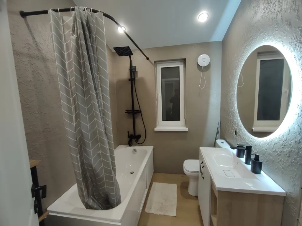 Уютный дом в окружении леса