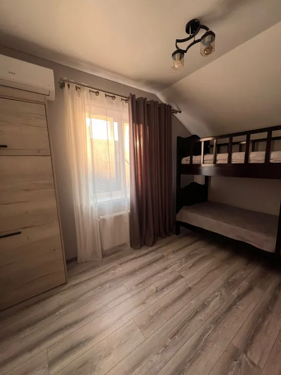 Новый двухэтажный дом на берегу моря, есть все необходимое