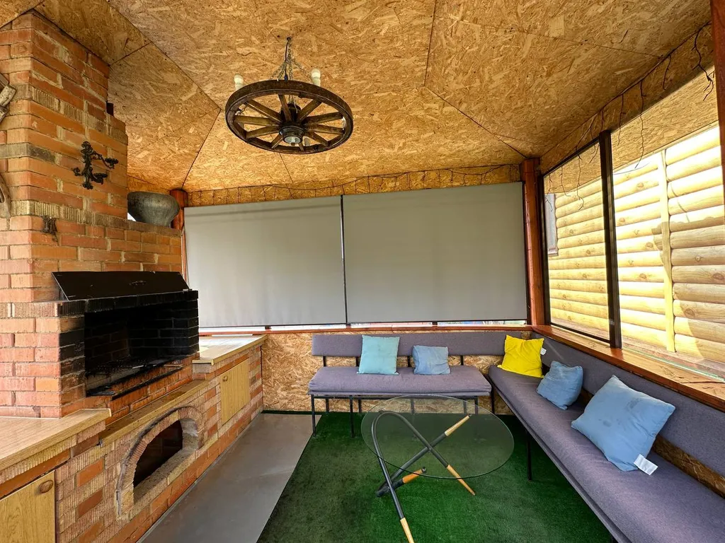 Уютный домик с бассейном в черте города