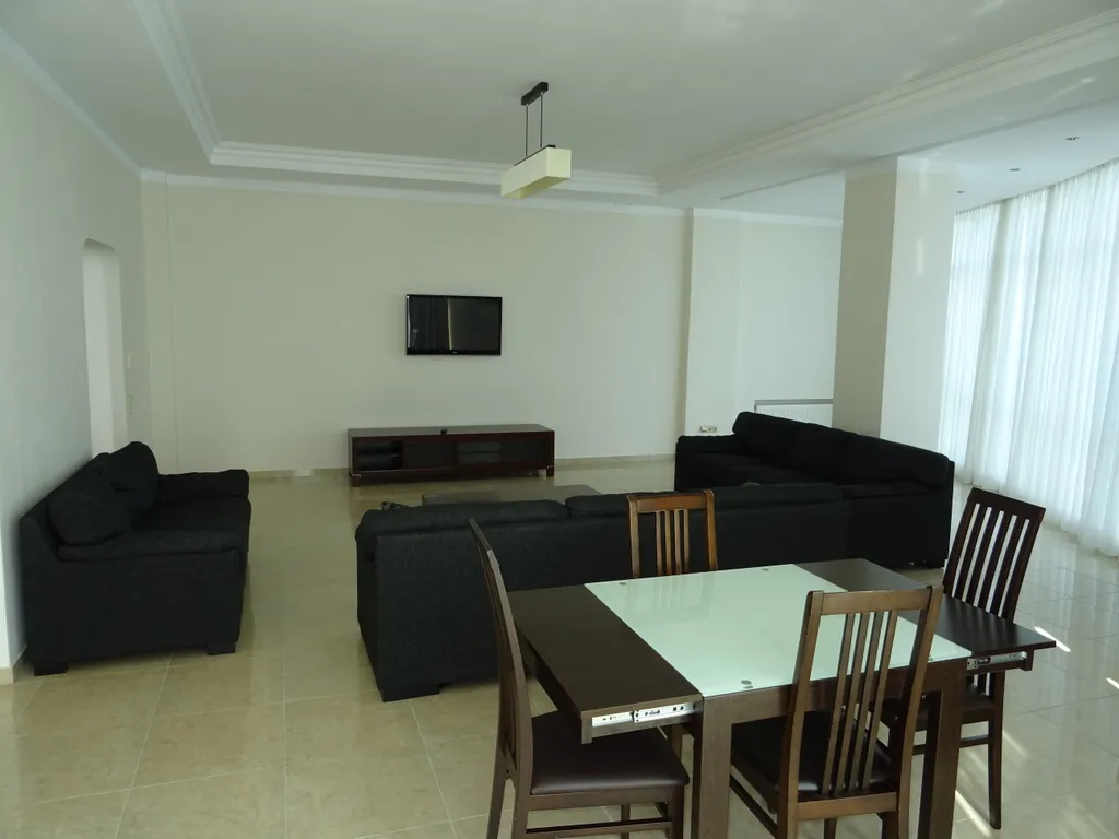 Огромная квартира с бассейном и видом на море