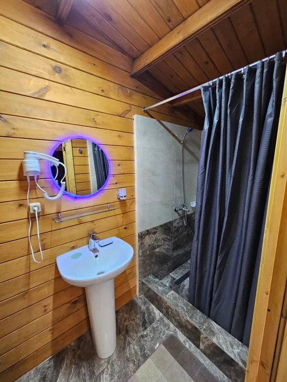 Коттедж Эко домик с парковкой рядом с горной рекой — Гагра