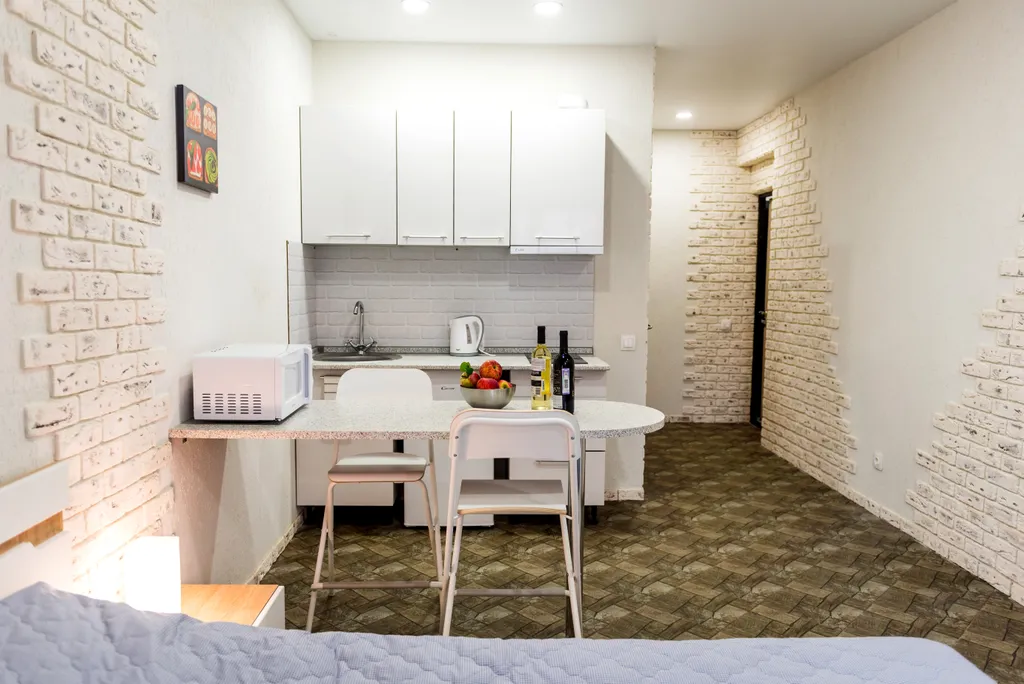 Уютная студия в центре города в стиле лофт с балконом