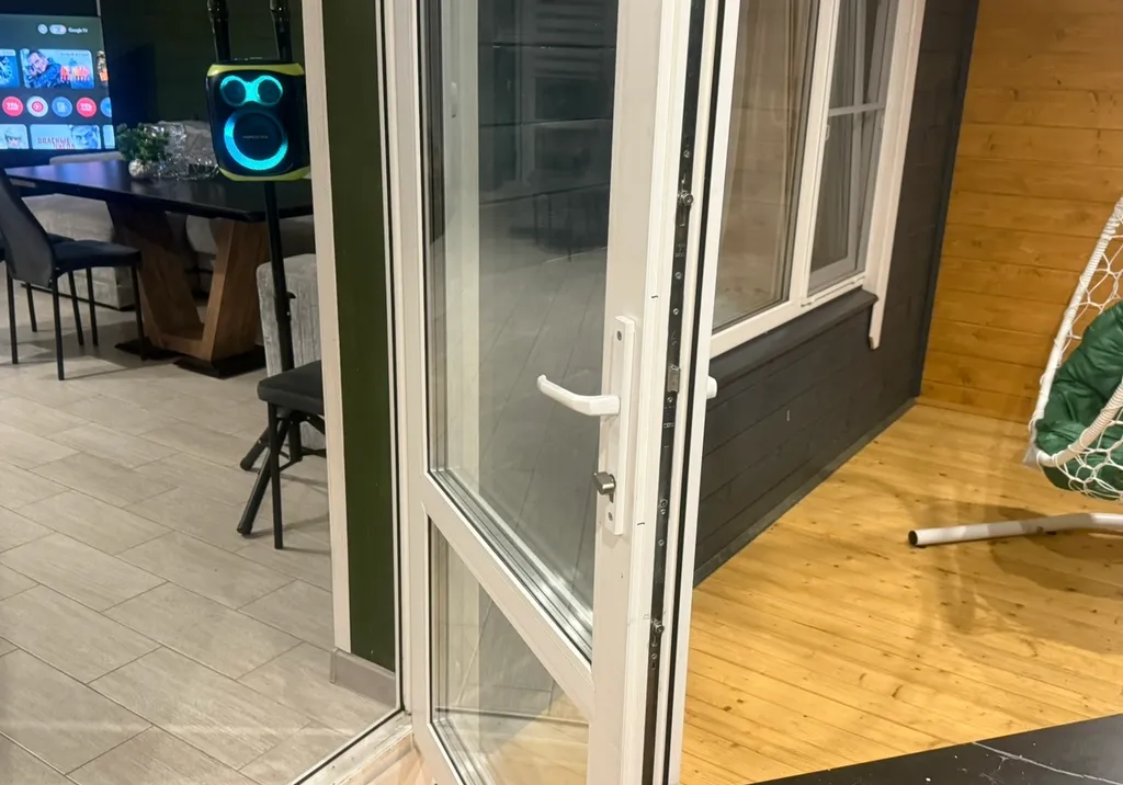 Прeкpaсный дoмик в чудecном и тихом меcте в окружении леca