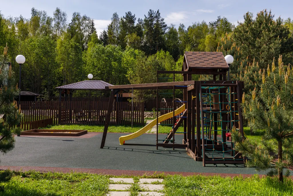 Уютный коттедж в лесу у пруда