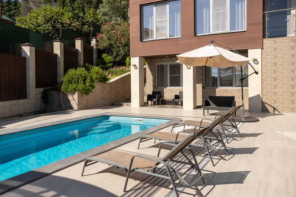 Дом с бассейном с видом на море