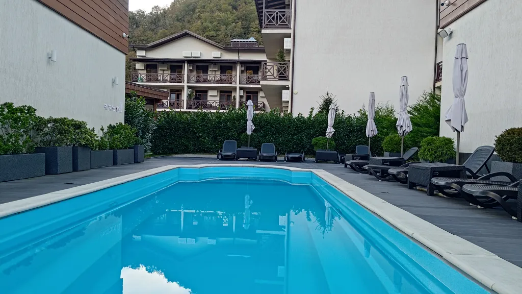 Студия в центре с балконом и видом на горы + бассейн/сауна