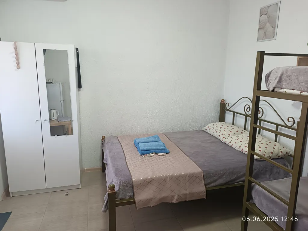 Номер со своим двором и общей кухней