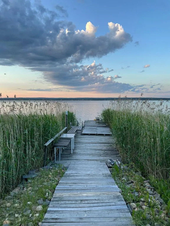 Дом с баней на берегу озера, в черте города