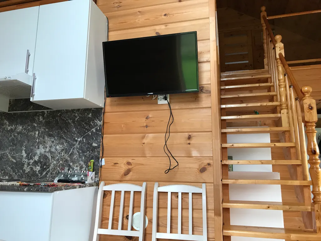 Уютный дом на берегу реки у водопада