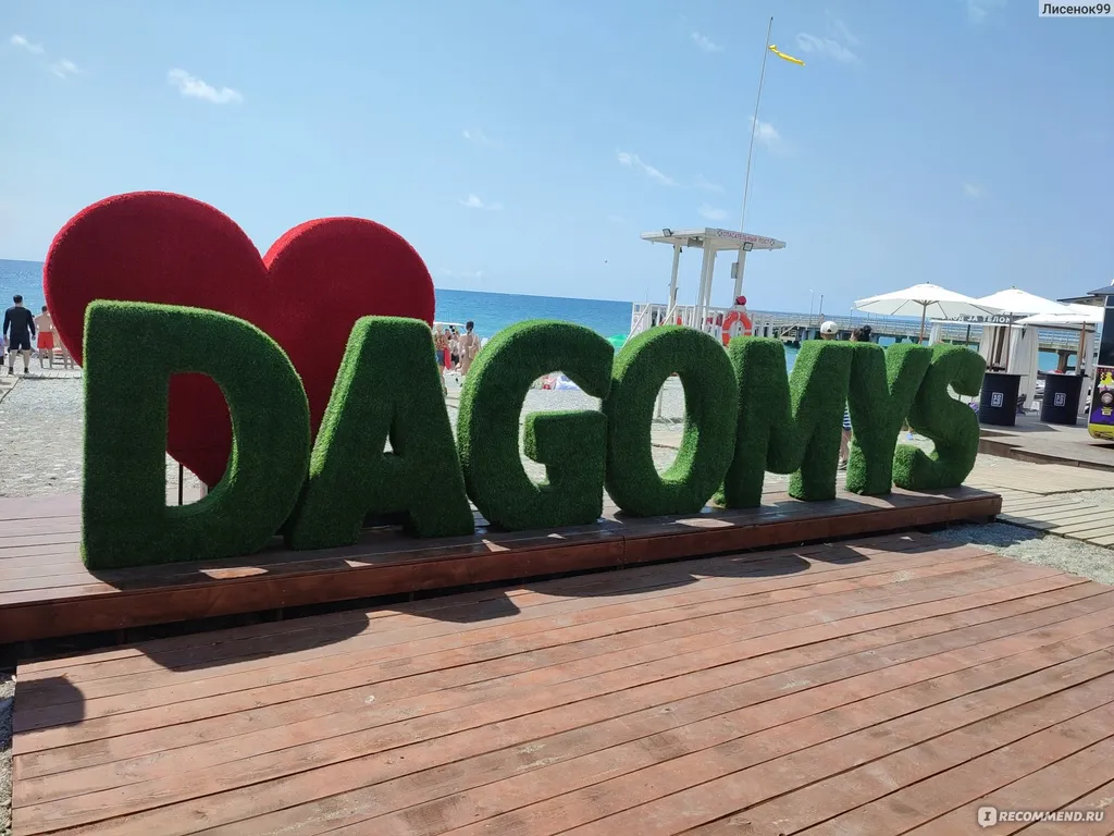 Угловая студия с цветами на берегу моря