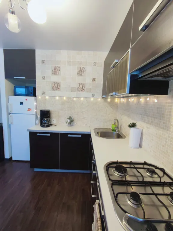 Центр с видом на озеро и парковкой во дворе