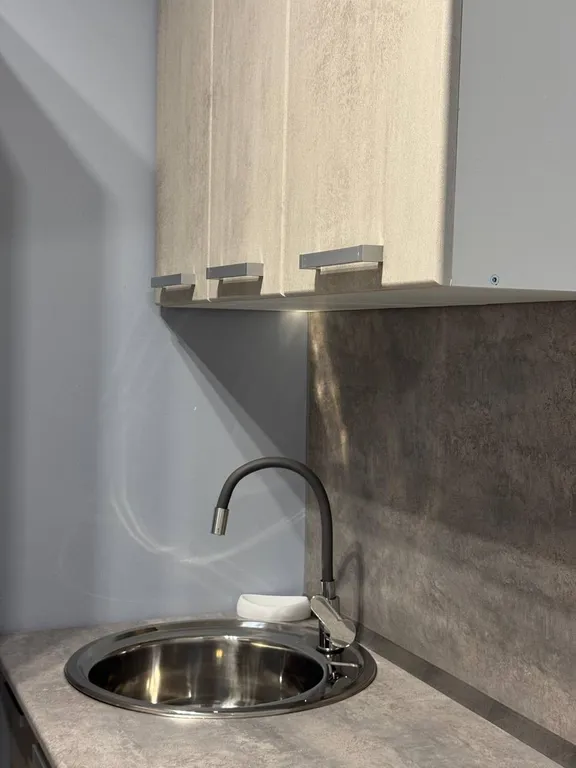 Номер без окна, общий туалет, без душа, имеется чайник, микроволновка,