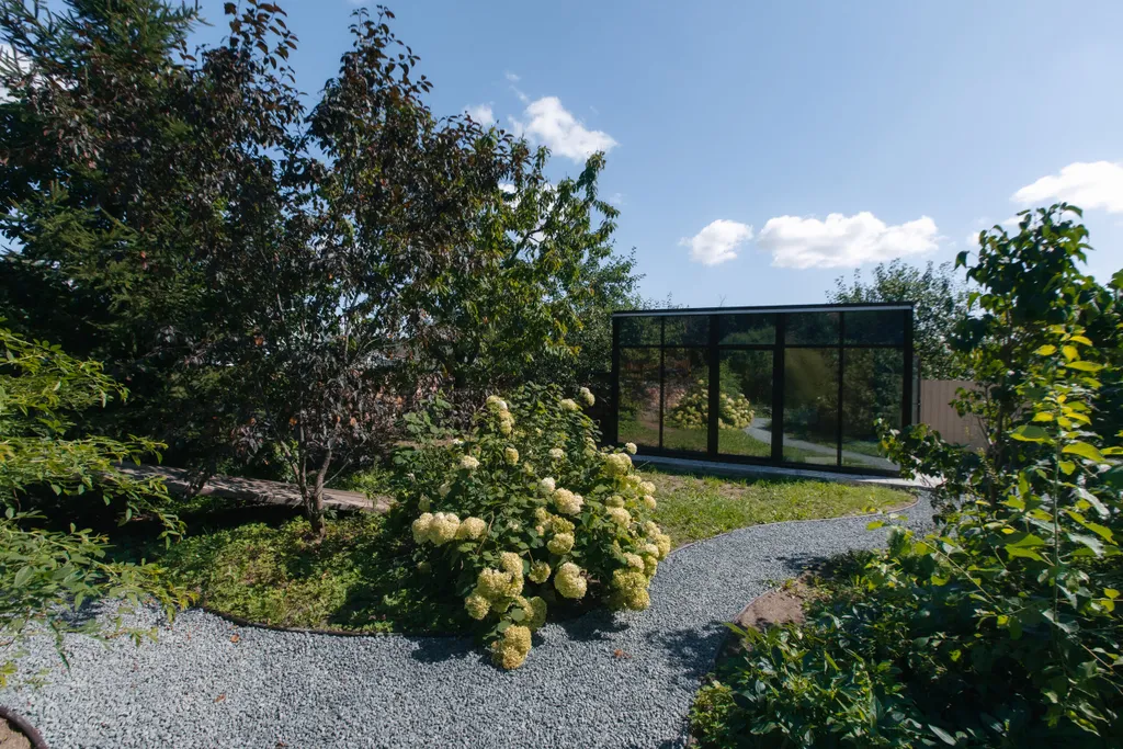 Современный дом в тихом месте