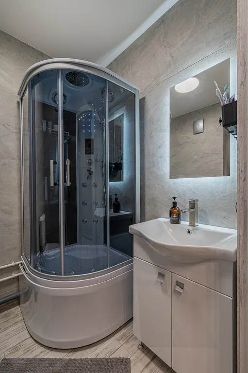 Студия с дизайнерским ремонтом