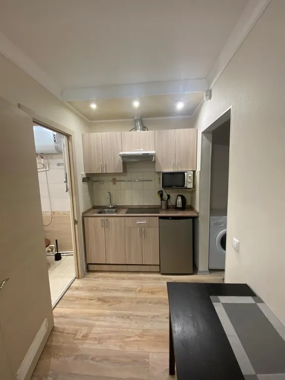 Уютная студия с двуспальной кроватью, балконом и видом на город