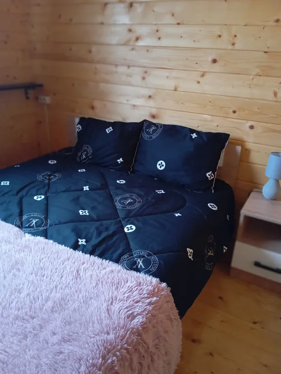 Деревянный дом на море