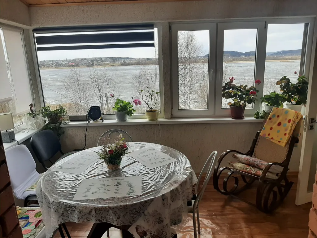 Деревенский дом у озера