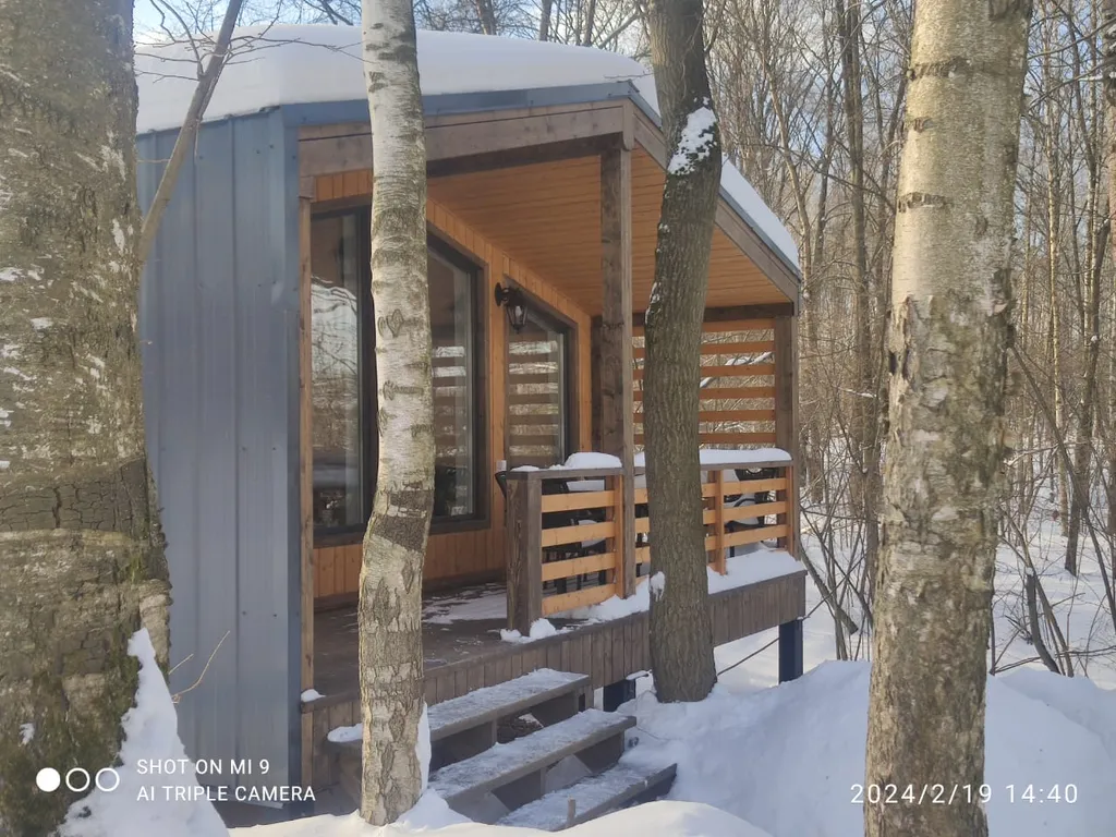 Новый стильный дом, большая лесная территория, недалеко от пруда с пляжем