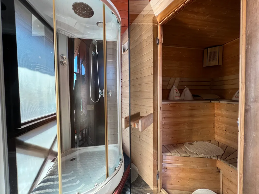 Дом с сауной и большой ванной на террасе