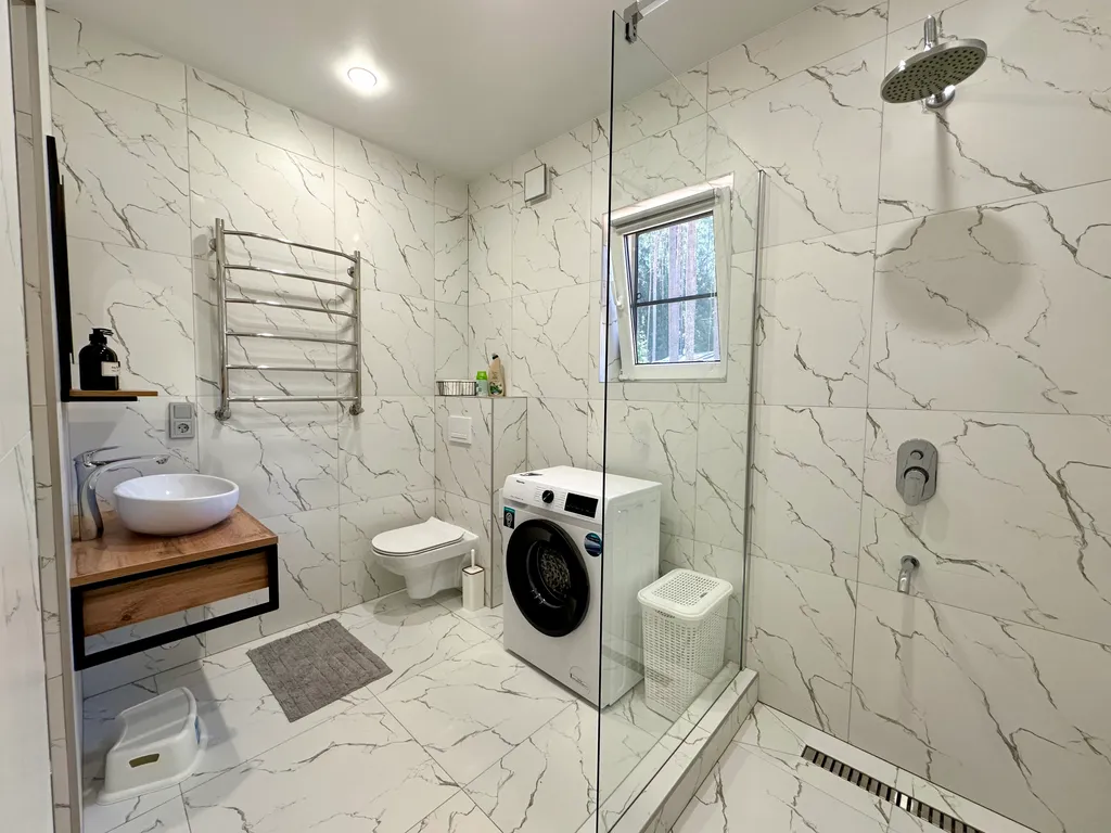 Уютный дом в сосновом лесу