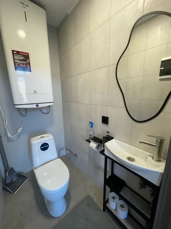 Уютный дом у горной реки