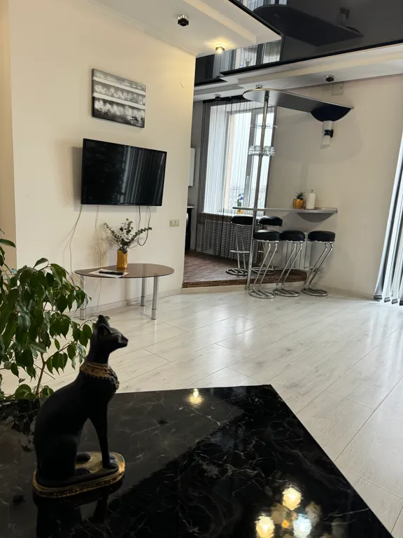 Красивая трёхкомнатная квартира в центре с видом на площадь