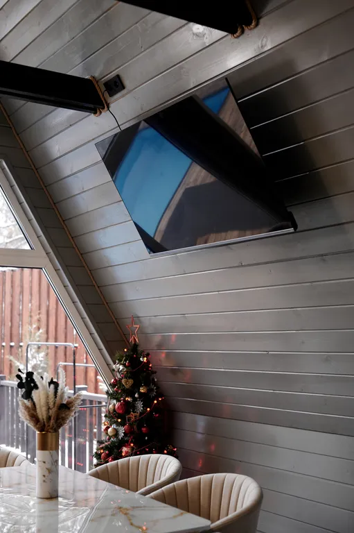 А-фрейм дом с теплым бассейном