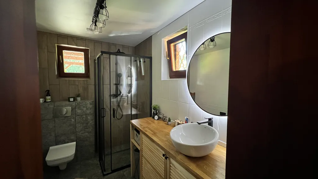 Уединённый хутор в лесу у реки с баней и камином