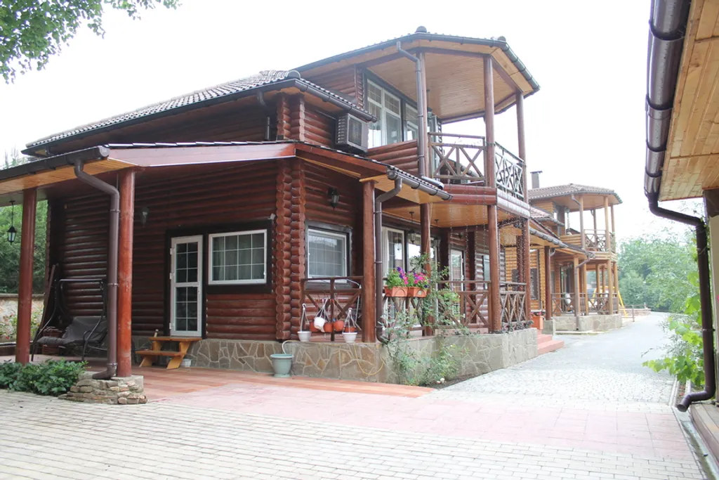 Деревянный коттедж с озером в горах — аренда посуточно в Высокое