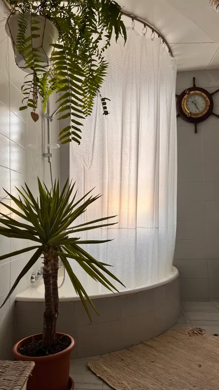 Комната в просторной квартире рядом с парком Монтжуик