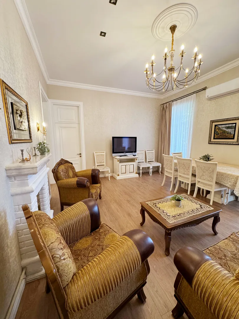 " ГОСТИННАЯ " ( s 30 м².h 3.50 m ). Мягкая мебель. Обеденный стол на 8 персон. Комод. Горки. Кондиционер. Телевизор. Детектор дыма. Камин + радиаторы отопления. Вентиляция.