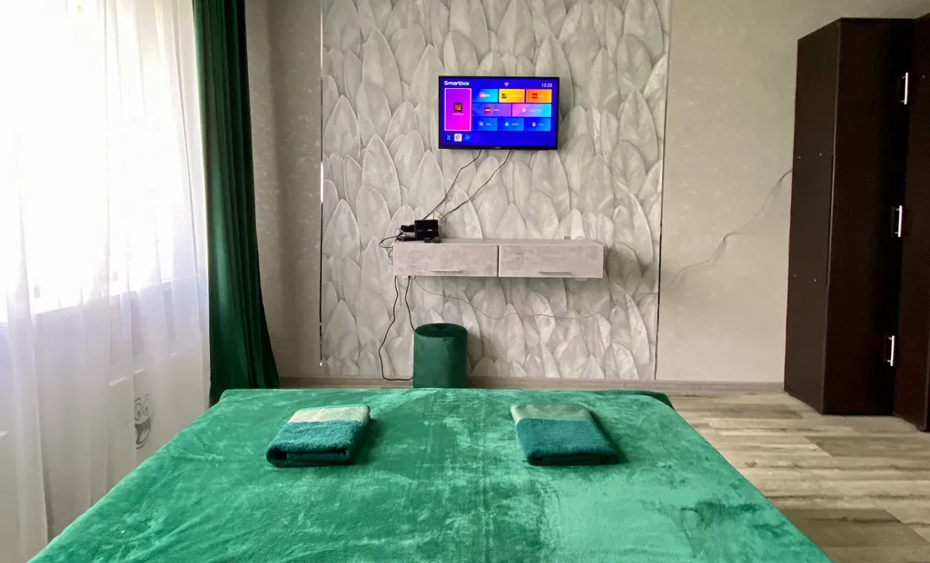 Просторная изумрудная квартирка