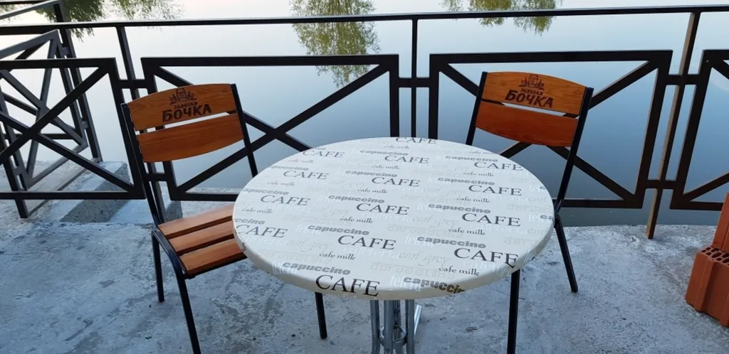 Дом с шикарной беседкой на озере