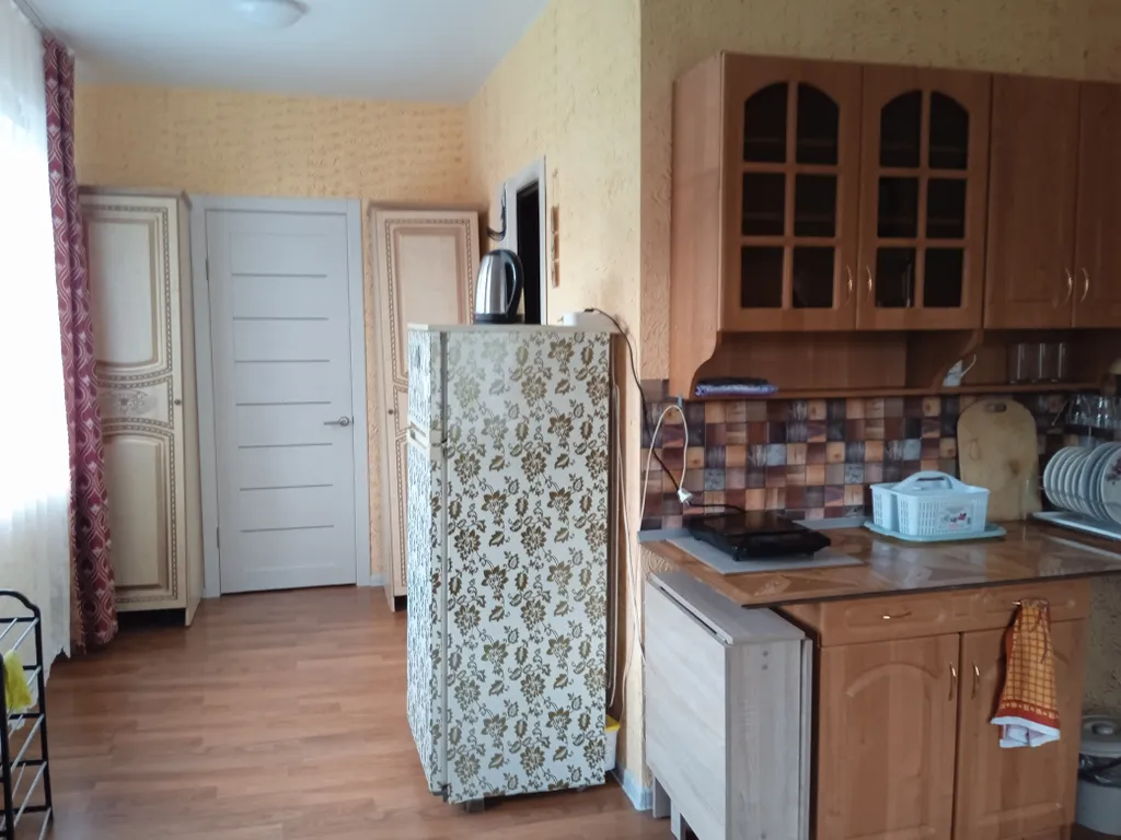 Уютный домик у реки с видом на горы